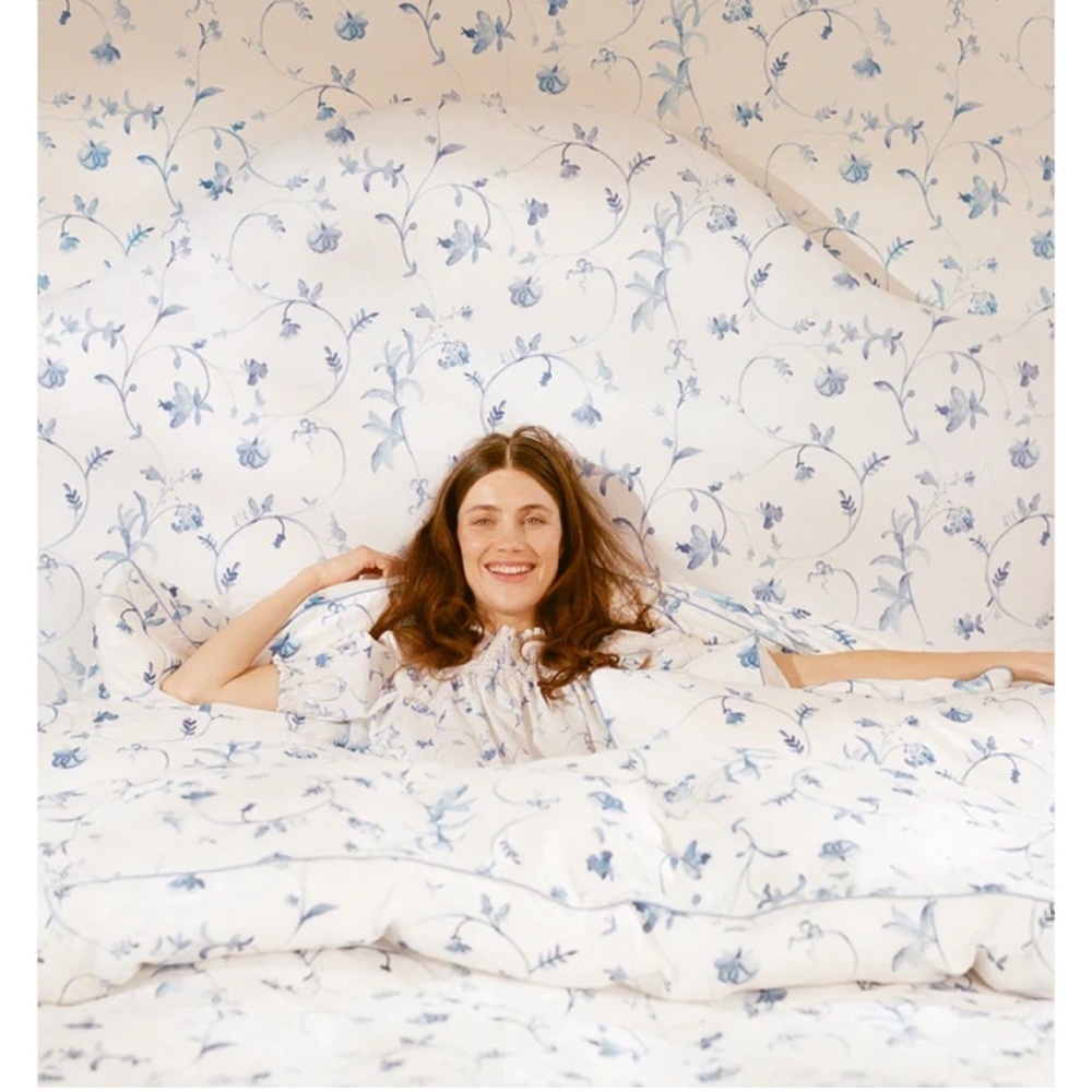 Duvet and 2 queen shams ❤️